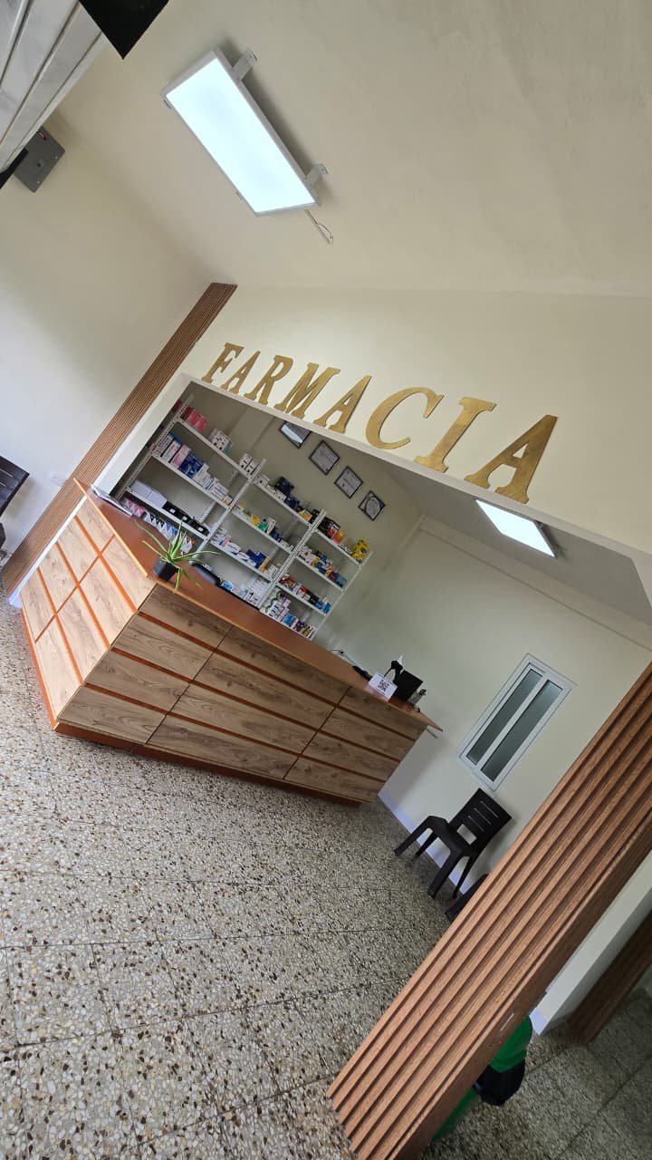 Área de farmacia de Sanova Medik con el letrero y el mostrador