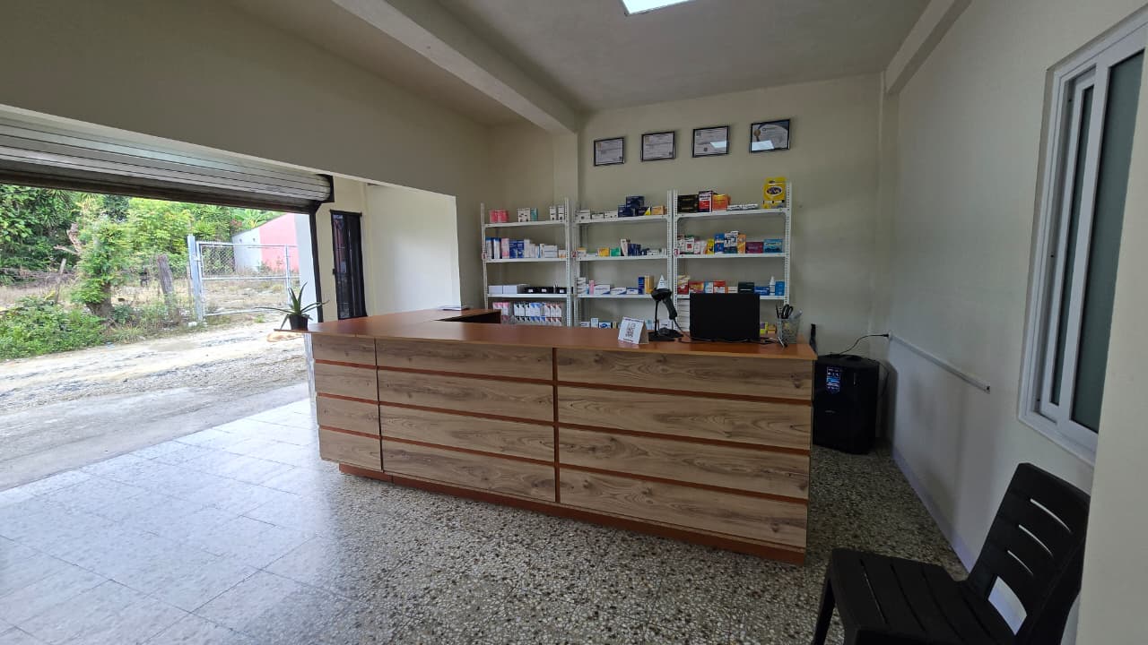 Mostrador de la farmacia de Sanova Medik y estantes de medicamentos