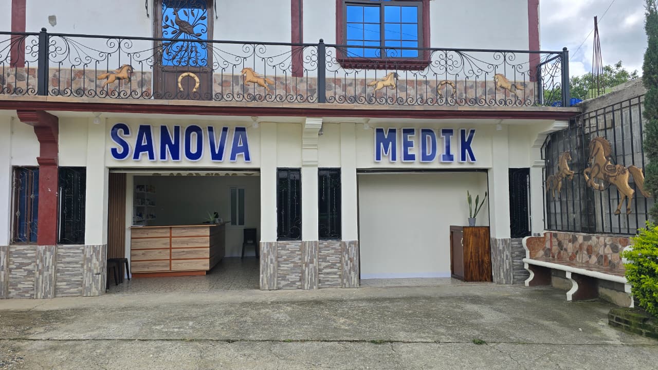 Fachada de Sanova Medik en Aldea Santa Bárbara, San Jerónimo
